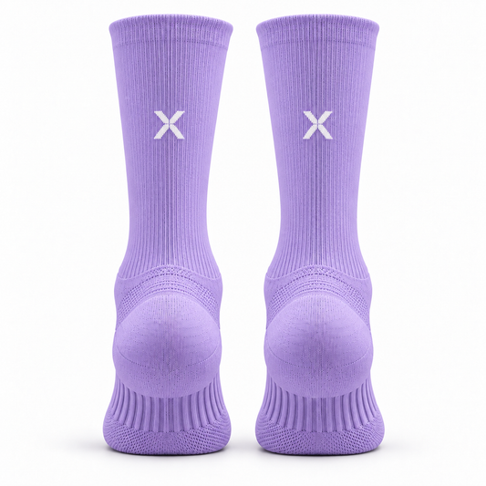 NXZ Performance Løpesokker i lilla med X-logo og ribbestrikket skaft sett bakfra for komfortabel løping og trening