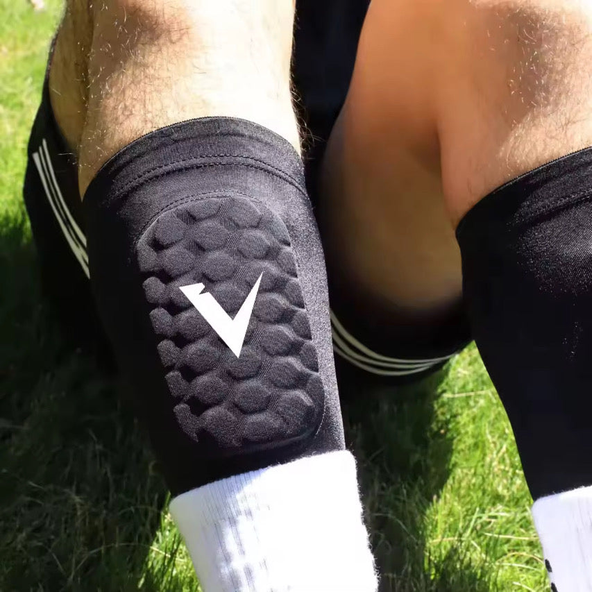 PowerPads™ HEX Sleeve Leggbeskyttere HeX 12år + i svart, designet for å gi ekstra beskyttelse og komfort under fotballtrening og kamper for barn.