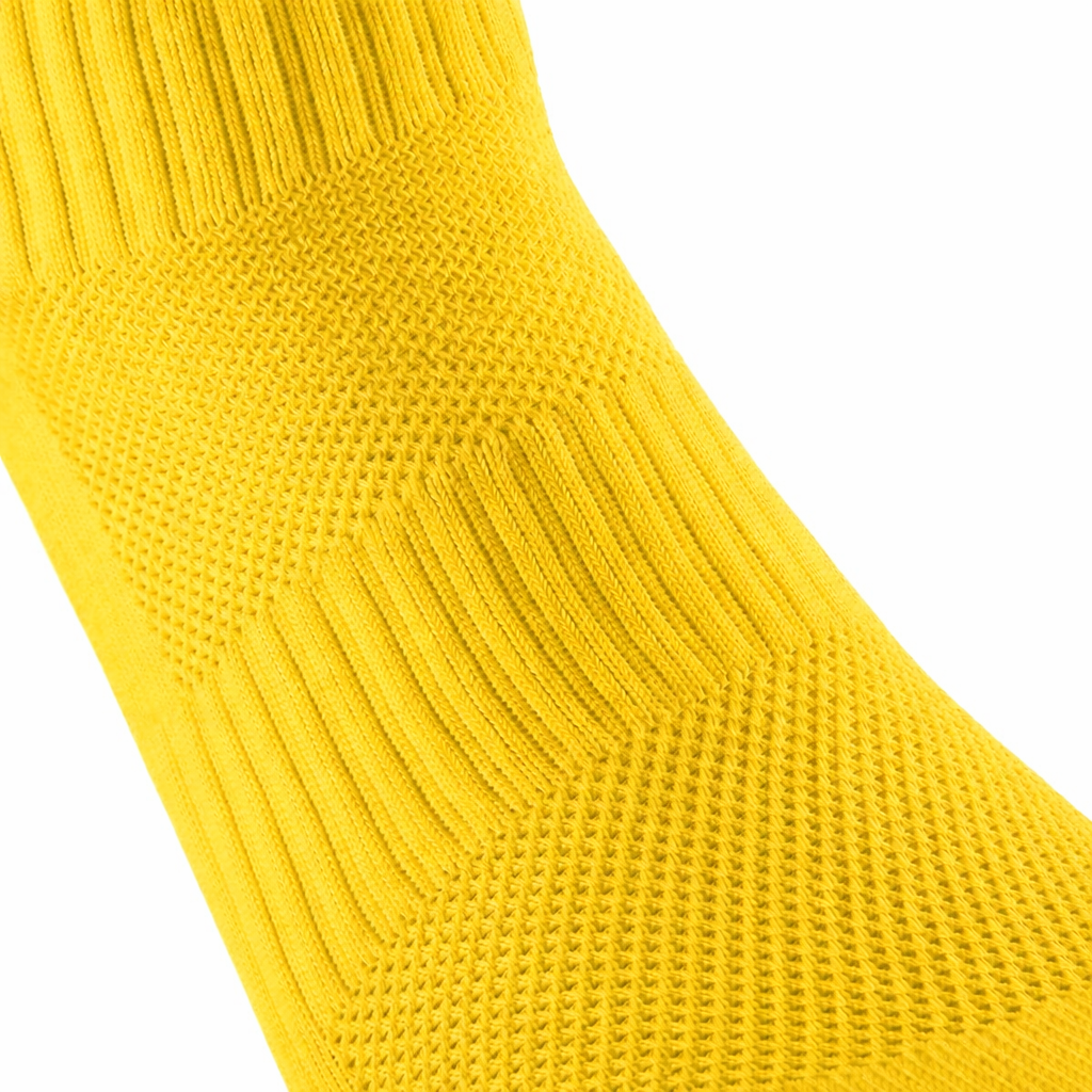 Nærbilde av tekstur og detaljer på en gul EliteX™ Gripsokker – Gul med pustende, ribbestrikket materiale for optimal komfort og grep under aktivitet.