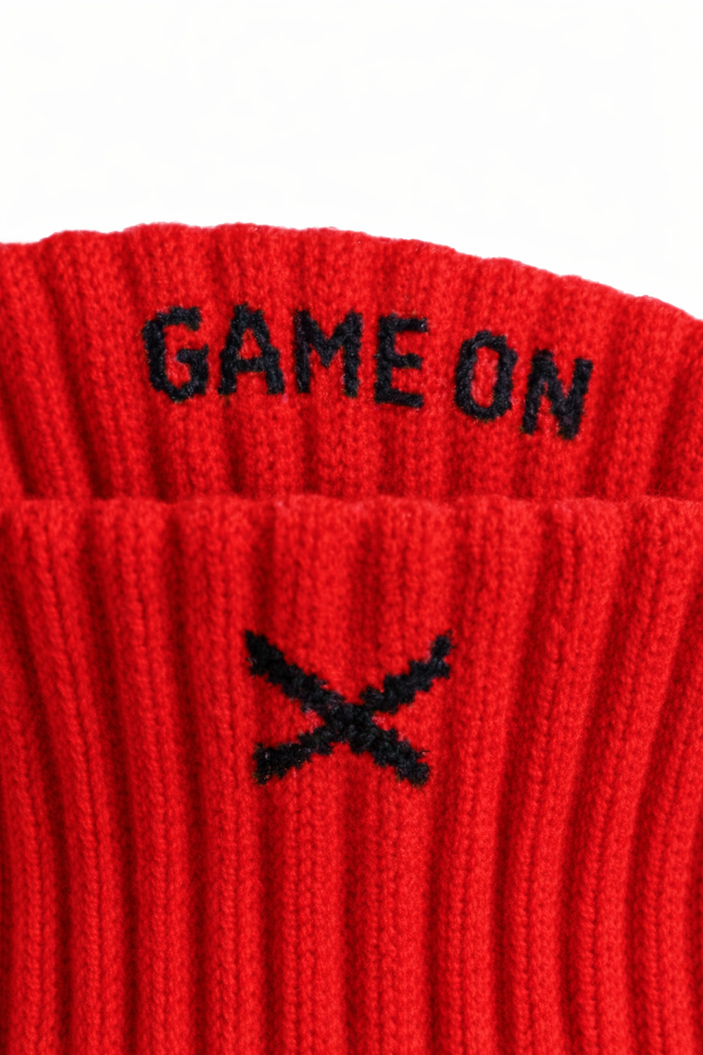 Nærbilde av røde EliteX™ Gripsokker – Rød med tekst "GAME ON" og svart kryss detalj, laget for optimalt grep og komfort i aktivitet.