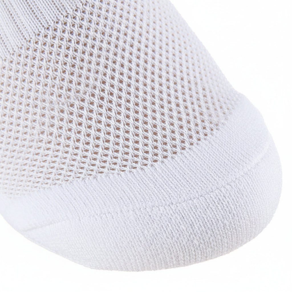 Nærbilde av hvit EliteX gripsokk som viser ventilert mesh-strikk og forsterket tåparti i premium kvalitet.