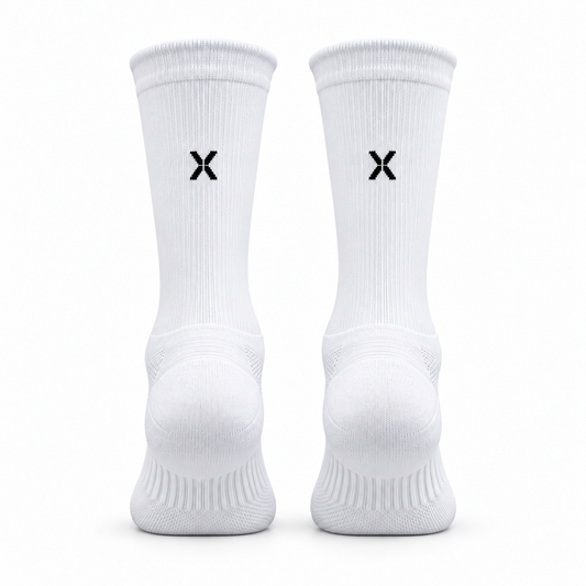 NXZ Performance Løpesokker i hvitt med sort X logo, vist som et par stående sokker med ribbestrikket skaft og polstret hæl og tå