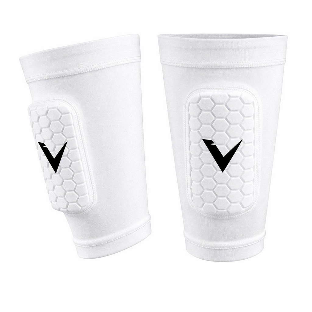 PowerPads™ HEX Sleeve Leggbeskyttere HeX 12år + i hvit farge med sekskantmønster og logo, designet for juniorfotball som gir god beskyttelse og komfort.