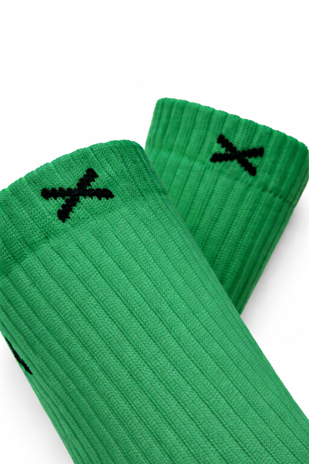 EliteX™ Gripsokker – Grønn i ribbestrikket materiale med svart kryssdetalj, designet for godt grep og komfort under fotballspill.