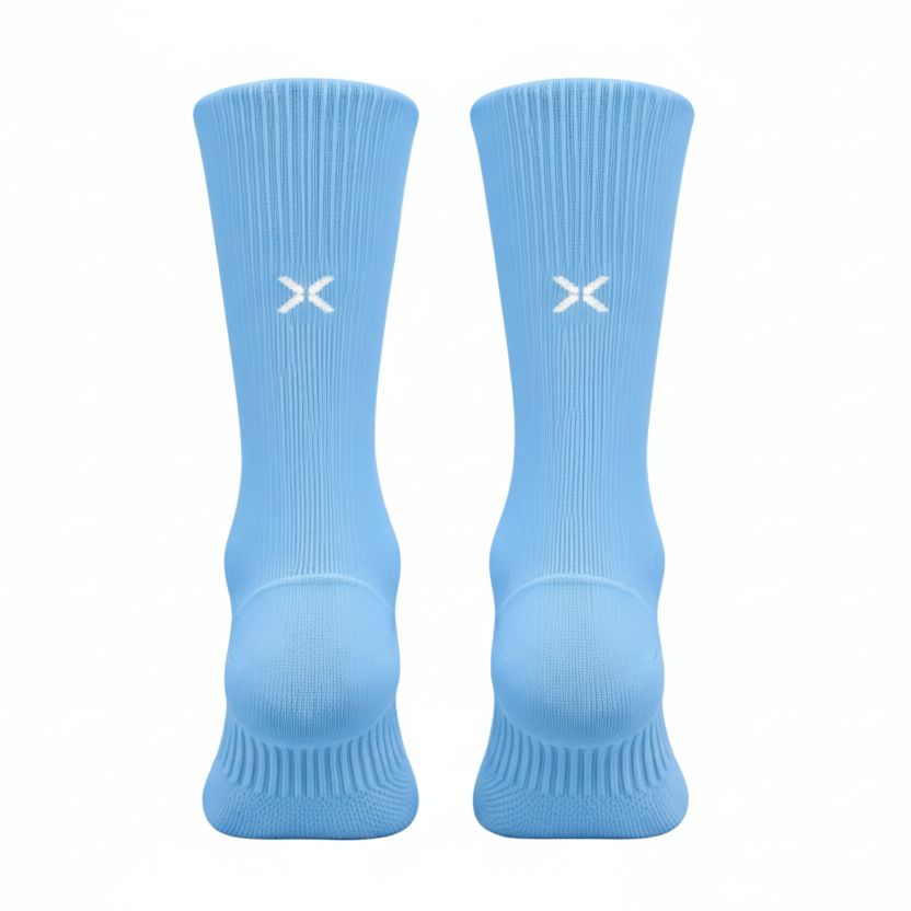 NXZ Performance Løpesokker – Ice Blue, et par lyseblå løpesokker med hvit logo, ribbestrikket skaft og polstret hæl og tå.