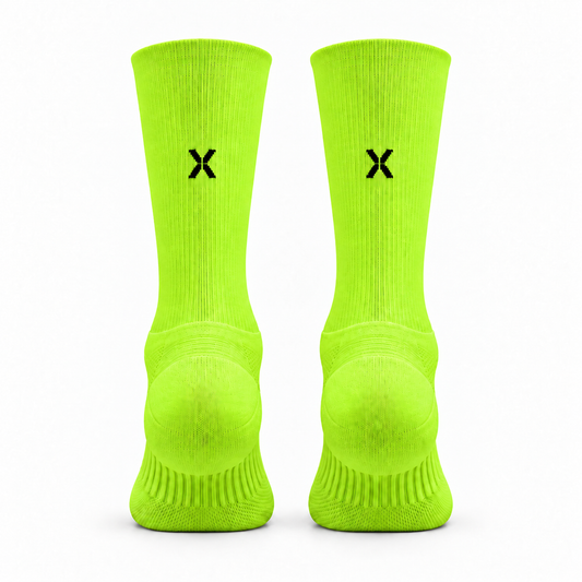 NXZ Performance Løpesokker i neongrønt med svart X logo og ribbestrikket design vist som et par på hvit bakgrunn for løping og trening