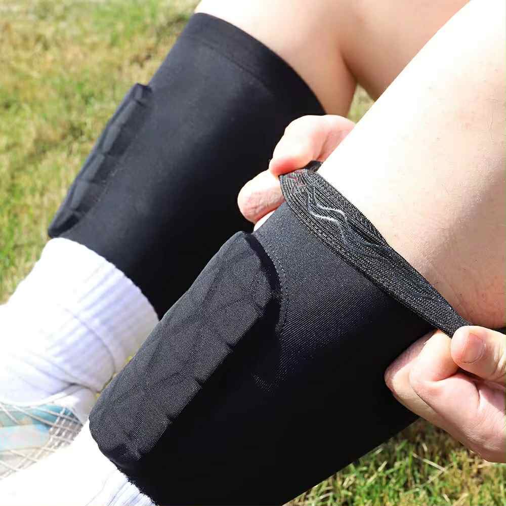 Fotballspiller med Powerpads TriX sleeve i aksjon på banen
