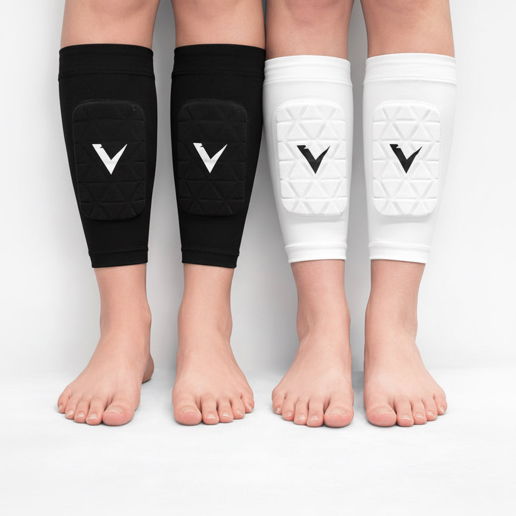 To par ben med PowerPads™ TriX Sleeve Leggbeskyttere 6-12år i svart og hvitt, laget for barn med dempende og beskyttende materiale.